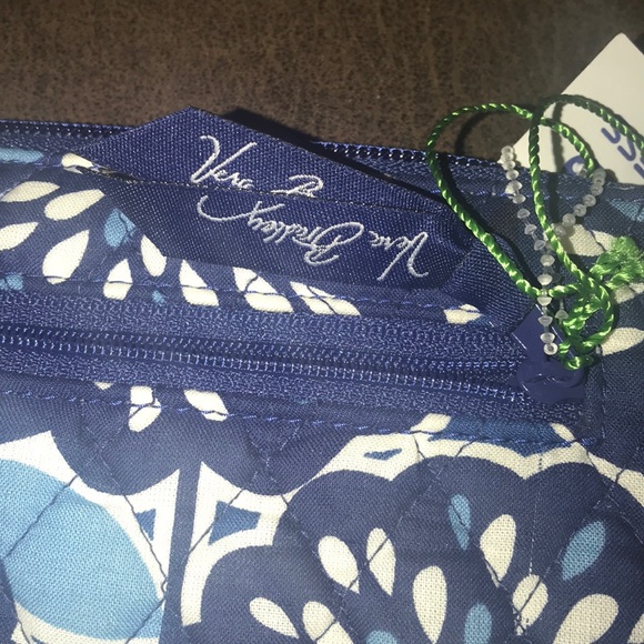 NWT Vera Bradley Zip Wallet/Wristet Petal Splash - Picture 4 of 6